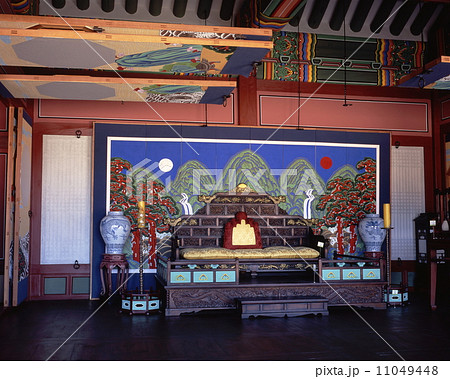 華城行宮の奉寿堂の玉座と日月五峰屏 11049448