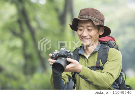 写真を撮る50代の男性 写真を撮る50代の男性 11049540