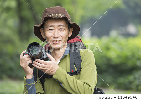 写真を撮る50代の男性 11049546