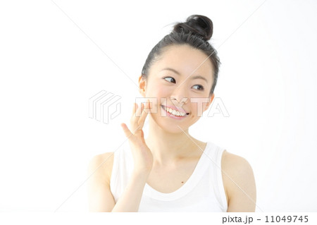 スキンケア・若い女性 11049745