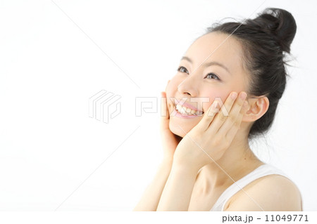 スキンケア・若い女性 11049771