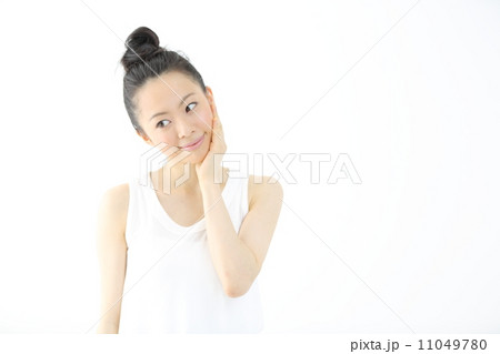 スキンケア・若い女性 11049780