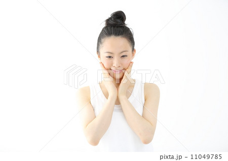 スキンケア・若い女性 11049785