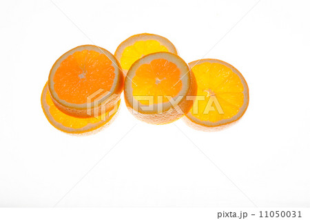 Fresh oranges cut into several pieces. Fresh oranges cut into several pieces. 11050031