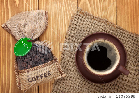 Coffee cup and small bag with beans 11055599