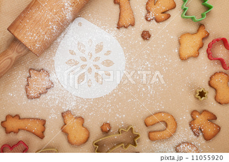 Rolling pin and gingerbread cookies Rolling pin and gingerbread cookies 11055920