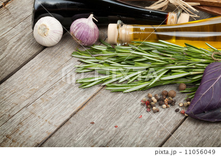 Herbs, spices and seasoningH Herbs, spices and seasoningH 11056049