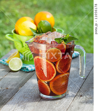 Refreshing fruit sangria (punch) Refreshing fruit sangria (punch) 11056178