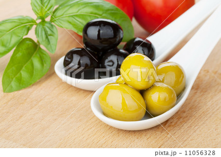 Olives, tomatoes and basil 11056328