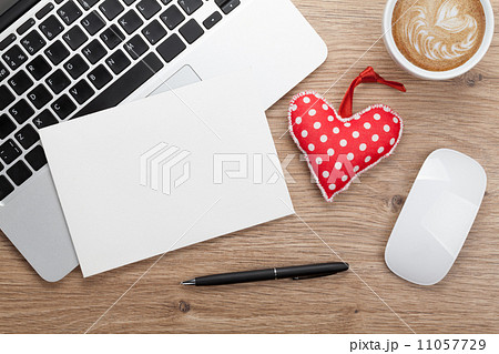 Valentine's day blank greeting card and toy heart Valentine's day blank greeting card and toy heart 11057729
