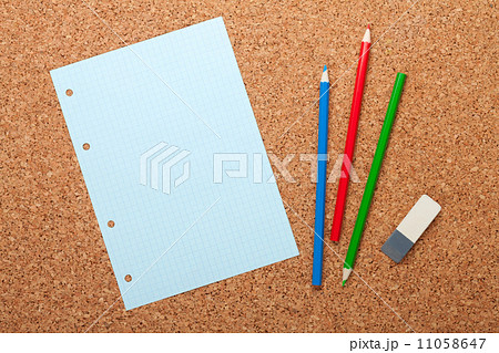Blank notepad page on cork notice board 11058647