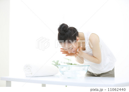 洗顔・若い女性 洗顔・若い女性 11062440