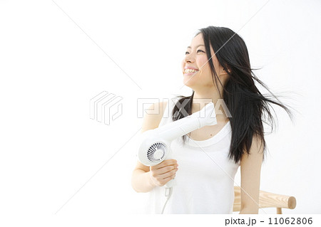 ドライヤーで髪を乾かす若い女性 ドライヤーで髪を乾かす若い女性 11062806