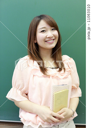 黒板の前に立つ若い女性 黒板の前に立つ若い女性 11063010