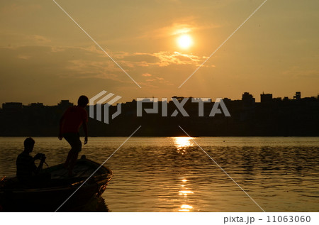 インド　ガンジス河 11063060