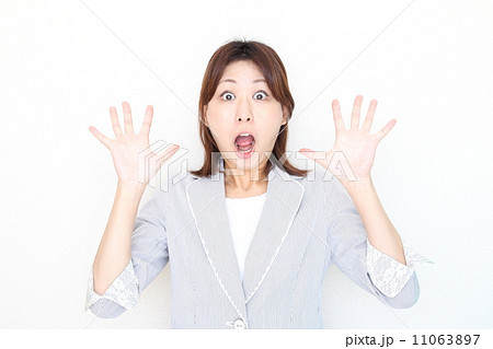 驚く女性 驚く女性 11063897