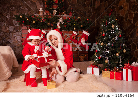 Christmas fireplace 11064164