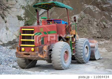 採石場のユンボ 11064434