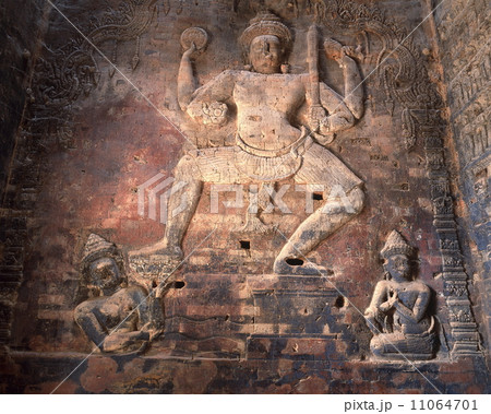 プラサット・クラヴァンの大きく3歩を踏み出すヴィシュヌ神のレリーフ 11064701