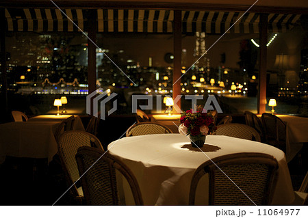 マンハッタンの夜景を望むレストランの写真素材