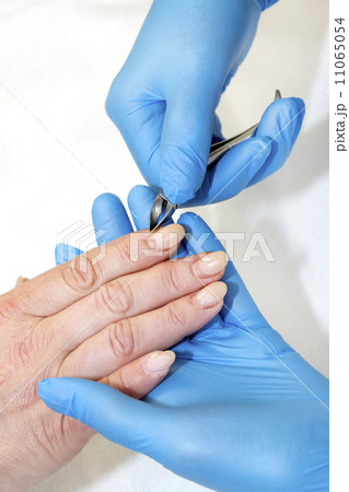 woman doing manicure beauty salon 11065054