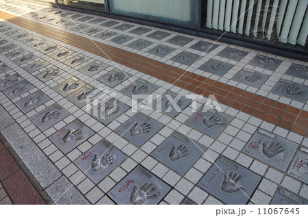 浅草　スターの広場の手形（東京都台東区） 11067645