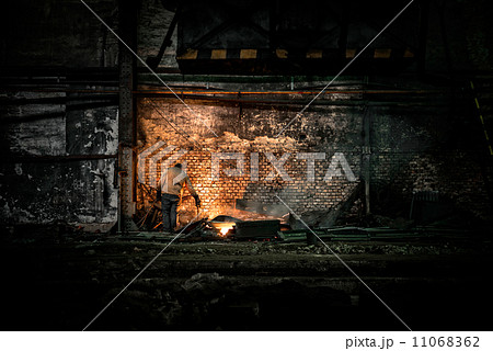 Welding manwith sparks Welding manwith sparks 11068362