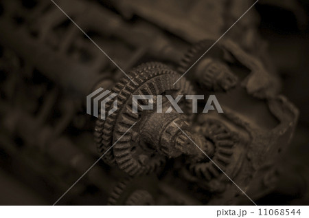 Rusty old engine 11068544