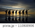 ウユニ塩湖の夕焼け 11068906