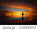 ウユニ塩湖の夕焼け 11068907