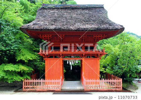 六殿神社　藁葺き屋根の楼門 11070733