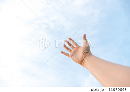 手を伸ばす男性 11070843