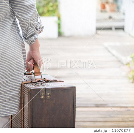 トランクを持つ女の写真素材