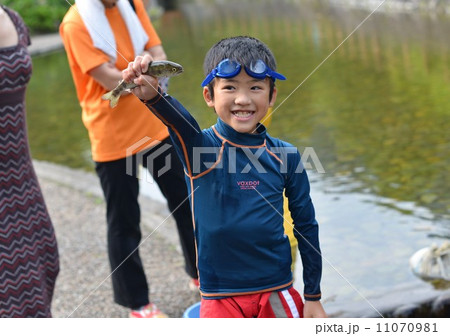 魚を取った男の子 魚を取った男の子 11070981