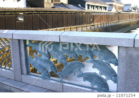 栃木の蔵の街並みと橋の欄干 11071254