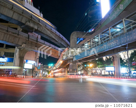サイアム駅交差点の夜景・バンコク・タイ王国 サイアム駅交差点の夜景・バンコク・タイ王国 11071621