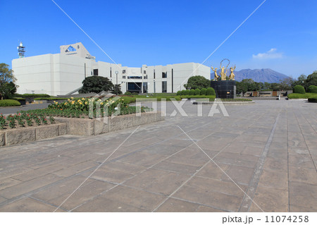 鹿児島市民文化ホールと桜島 11074258