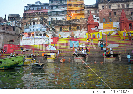 早朝のバナーラスのガートで沐浴をする人々 11074828