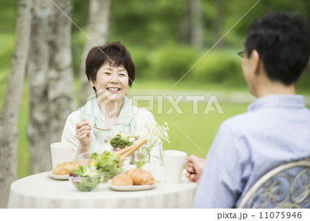 ブランチを食べるシニア夫婦 ブランチを食べるシニア夫婦 11075946