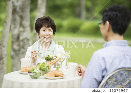ブランチを食べるシニア夫婦 11075947