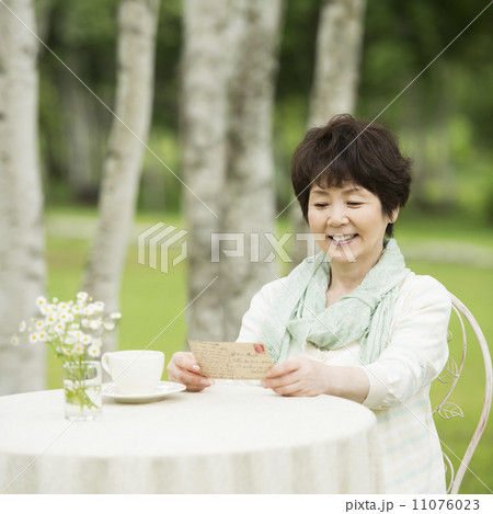絵はがきを見るシニア女性 11076023