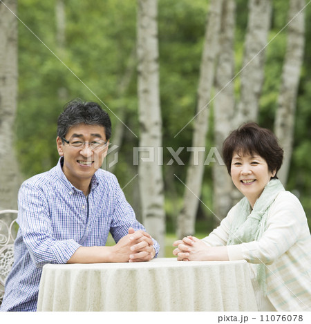 微笑むシニア夫婦 11076078