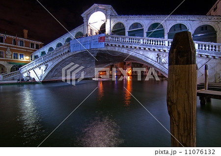 Venice Italy Rialto bridge view 11076132