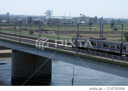 多摩川駅の浅間神社からの電車が通り過ぎる 多摩川駅の浅間神社からの電車が通り過ぎる 11076366