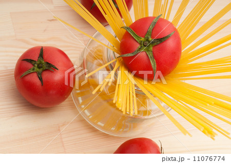 fresh tomato and spaghetti pasta 11076774