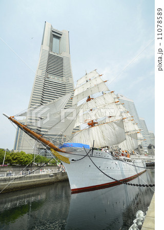 旧日本丸の総帆展帆とランドマークタワー 11078589