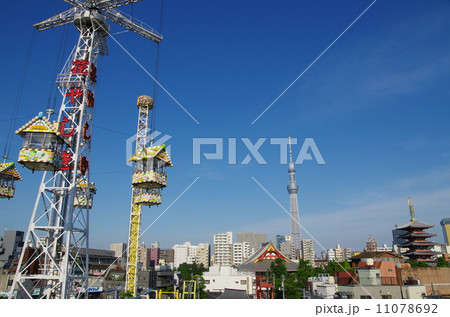 浅草花やしき 遊園地 と浅草寺と東京スカイツリー 東京都台東区の写真素材