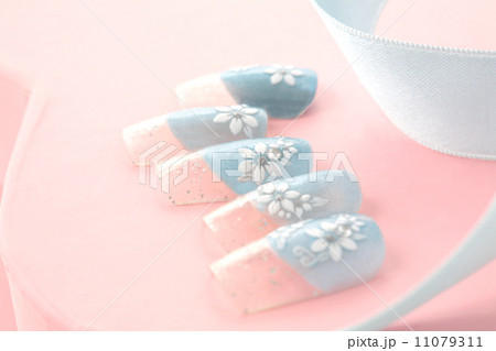 ブルーラメのフレンチネイル白い花柄つけ爪 11079311