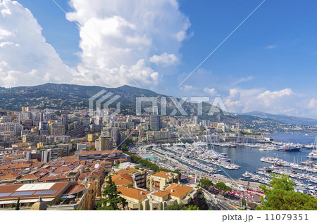 モナコ湾とモナコの街並み モナコ湾とモナコの街並み 11079351