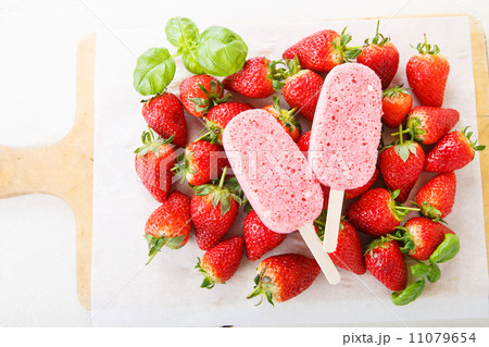 Homemade ice cream pops with fresh berries. Homemade ice cream pops with fresh berries. 11079654